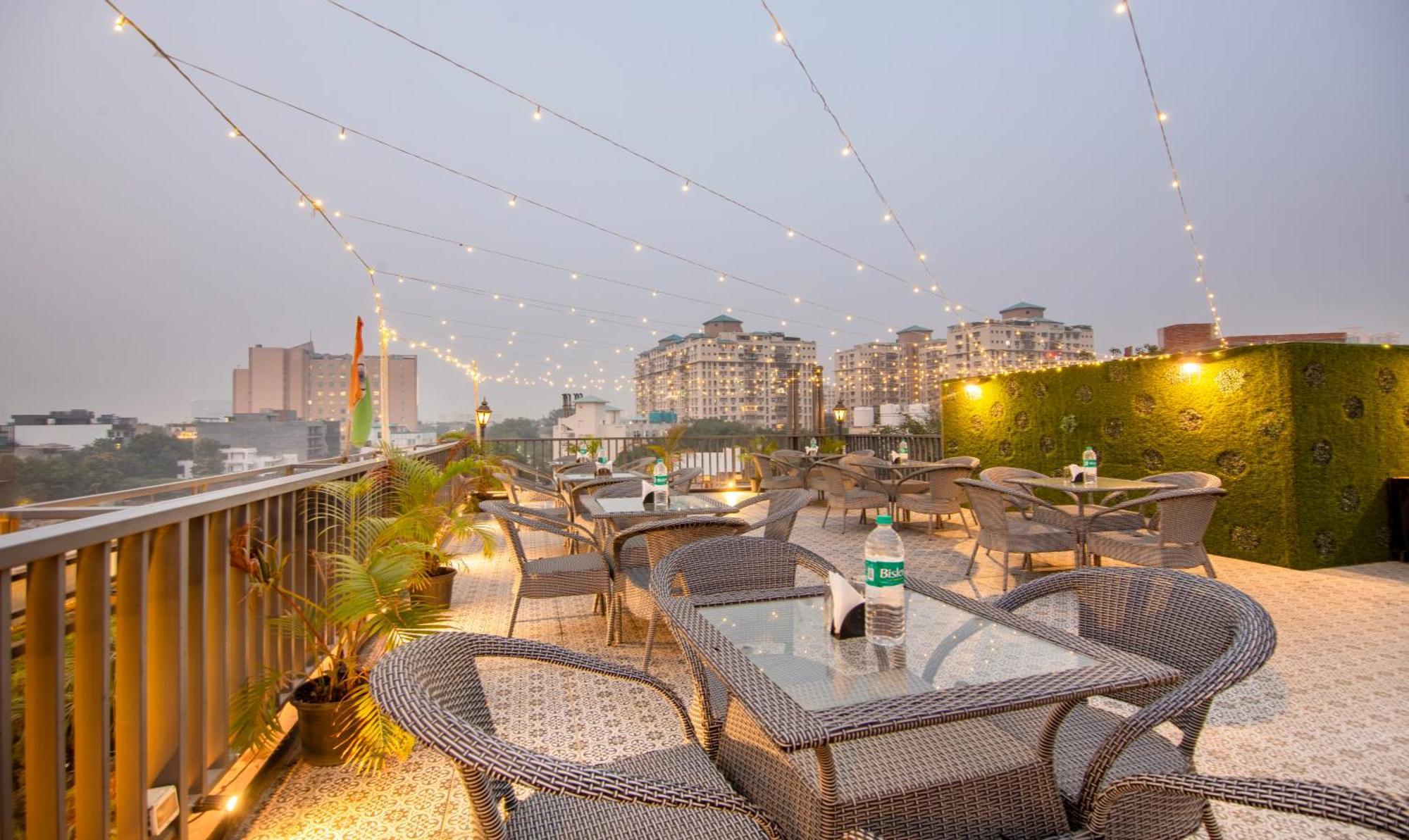 Super Townhouse Sushant Lok Phase 1 Formerly Hotel Neven Gurgaon Zewnętrze zdjęcie