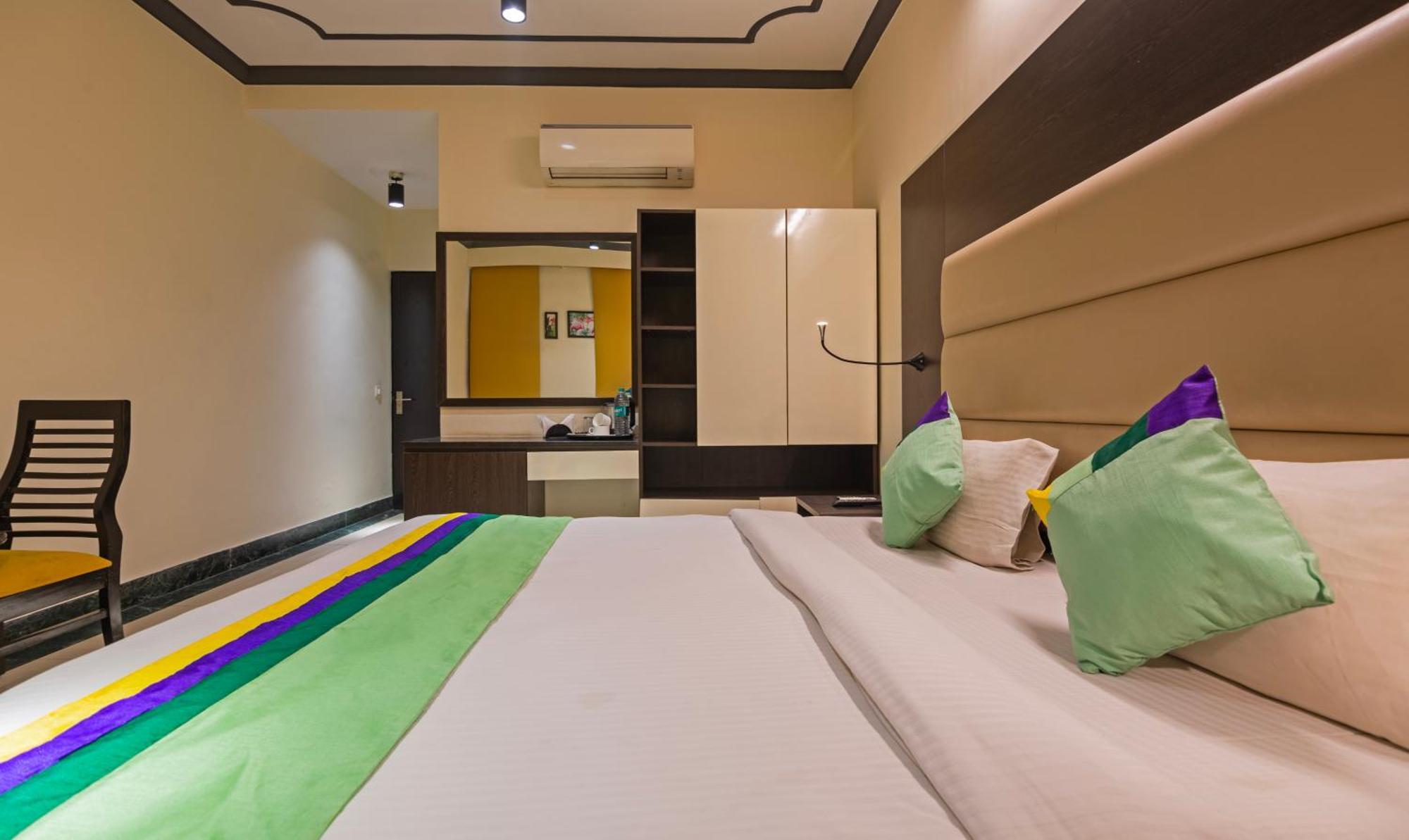 Super Townhouse Sushant Lok Phase 1 Formerly Hotel Neven Gurgaon Zewnętrze zdjęcie