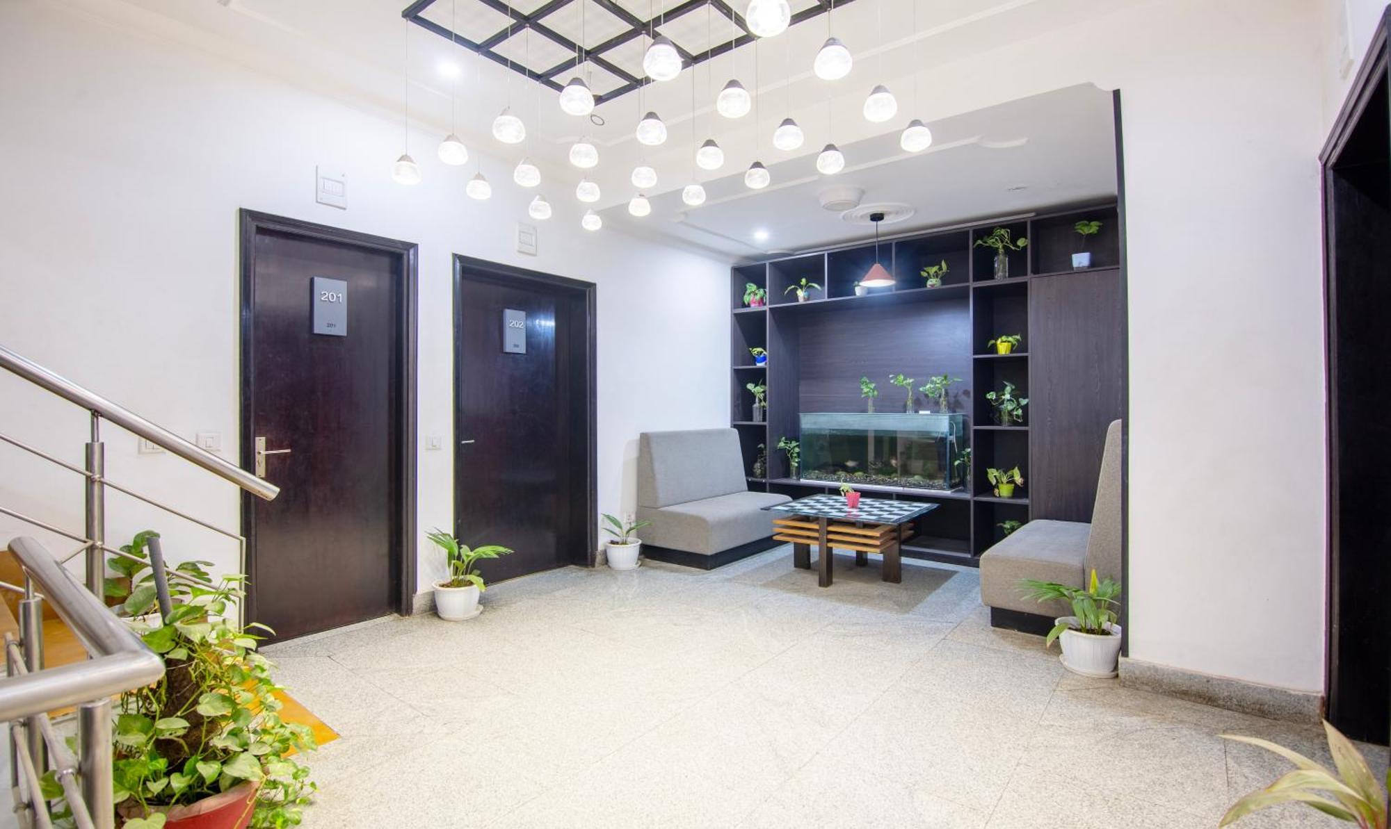 Super Townhouse Sushant Lok Phase 1 Formerly Hotel Neven Gurgaon Zewnętrze zdjęcie