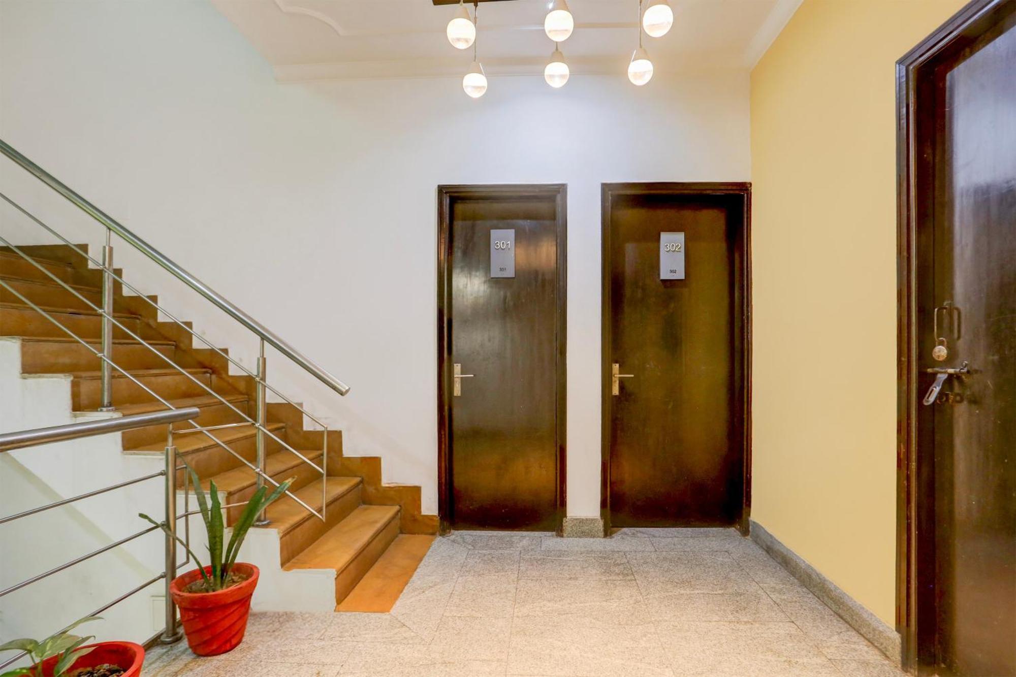 Super Townhouse Sushant Lok Phase 1 Formerly Hotel Neven Gurgaon Zewnętrze zdjęcie