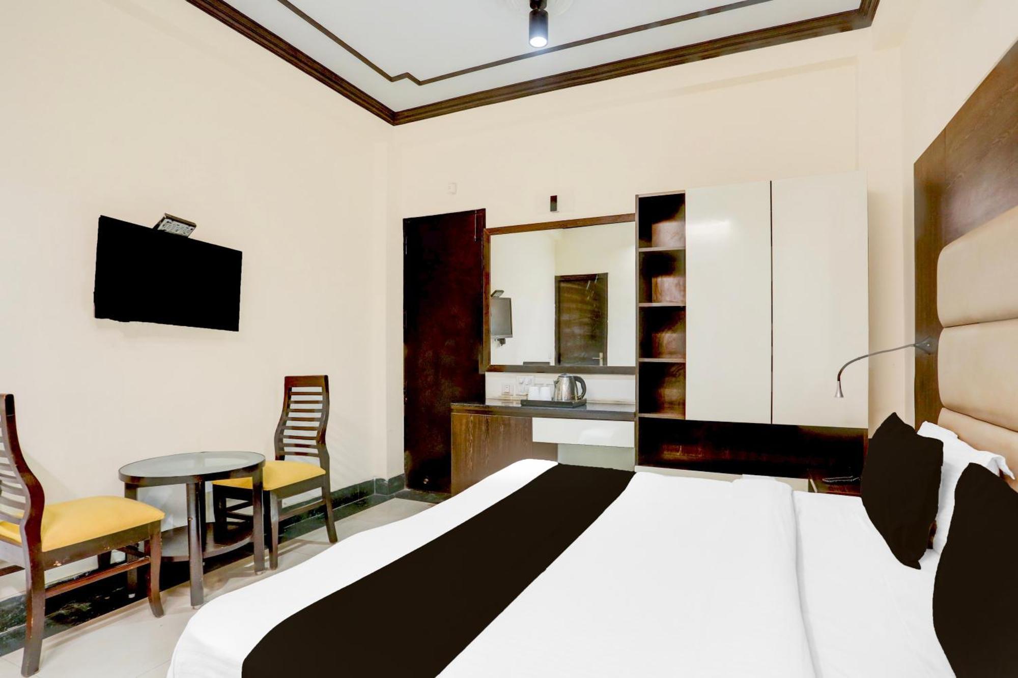 Super Townhouse Sushant Lok Phase 1 Formerly Hotel Neven Gurgaon Zewnętrze zdjęcie