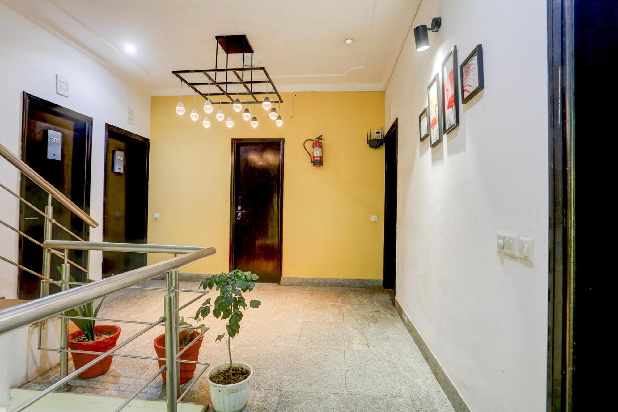 Super Townhouse Sushant Lok Phase 1 Formerly Hotel Neven Gurgaon Zewnętrze zdjęcie